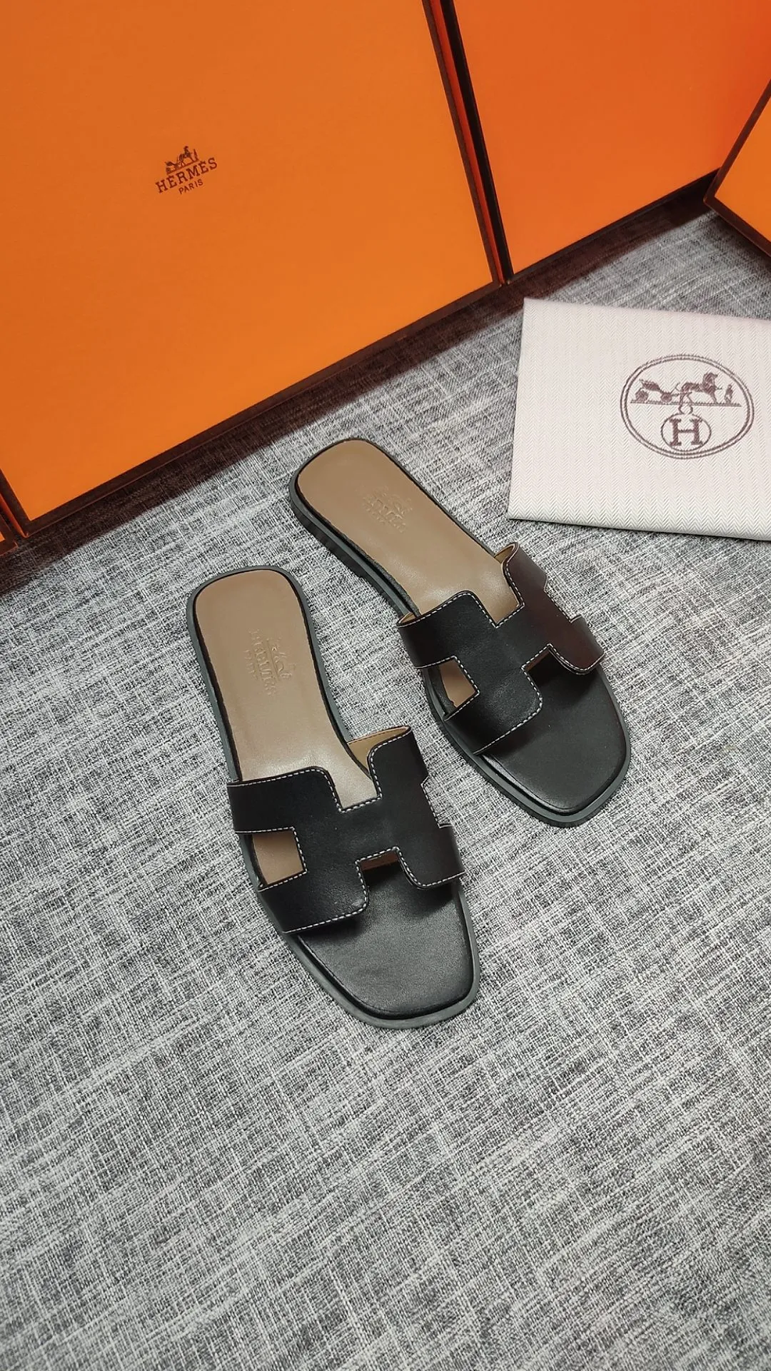 👟👟Ex-factory price P480👟👟 Women's shoe factory Hermes 💖The latest official website is updated at the same time. Premium quality upgraded version of slippers 1:1 production. Fabric: Made of counter cowhide fabric. Inner foot pads: Customized sheepskin [oversea order. The outsole is made of simulated leather non-slip rubber outsole. Regardless of the version or workmanship, it is the best among rubber soles. Color Black White Brown Total 3 colors, code number 35---40, flat bottom